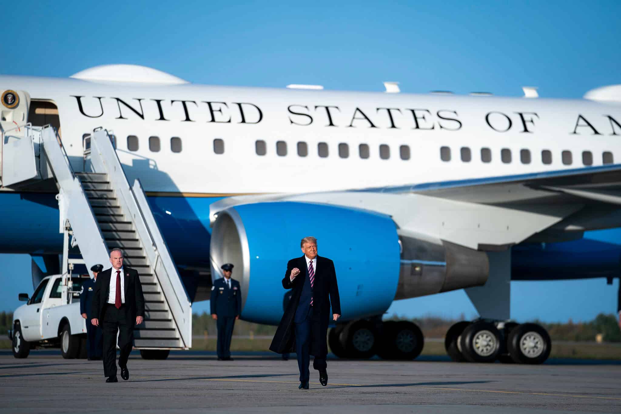 Photo of Donald Trump in front of Airforce One