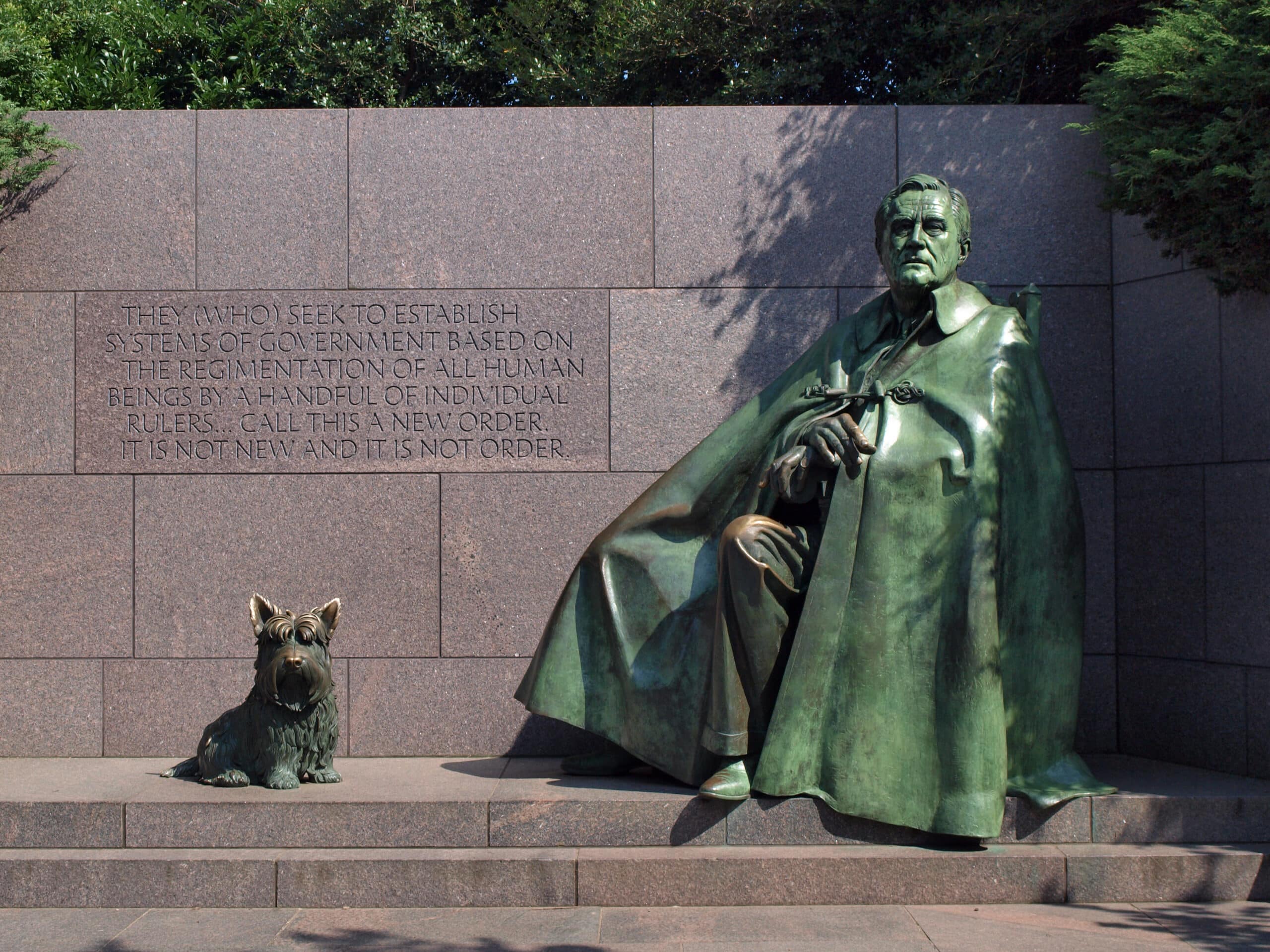 statue of FDR with dog